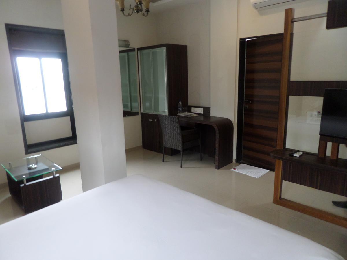 Hotel Raj Palace Ahmednagar Exterior foto